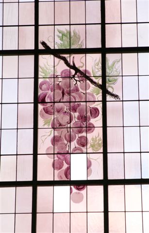 Fenster: Trauben, gemalt von Anton Lehmden. Foto © Ing. Felix Mayer